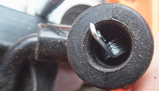 プラグカバーから出て来たバネ